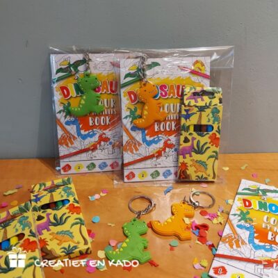 dinosaurus kleurboekje + sleutelhanger traktatie, dino traktatie, traktatie idee, complete traktatie