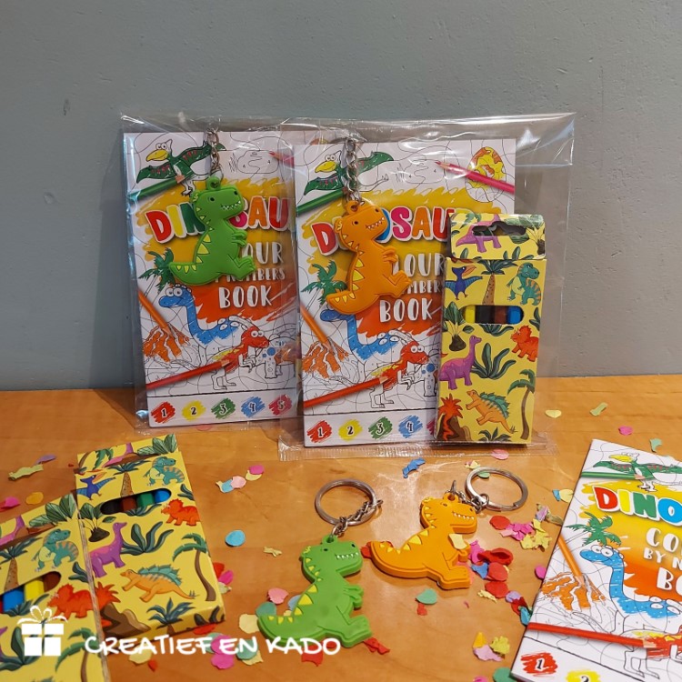 dinosaurus kleurboekje + sleutelhanger traktatie, dino traktatie, traktatie idee, complete traktatie