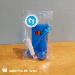 geboorte traktatie potloodjes, traktatie zusje, traktatie broertje, baby geboren, trakteren, traktatie blauw, traktatie roze, traktatie idee, complete traktatie