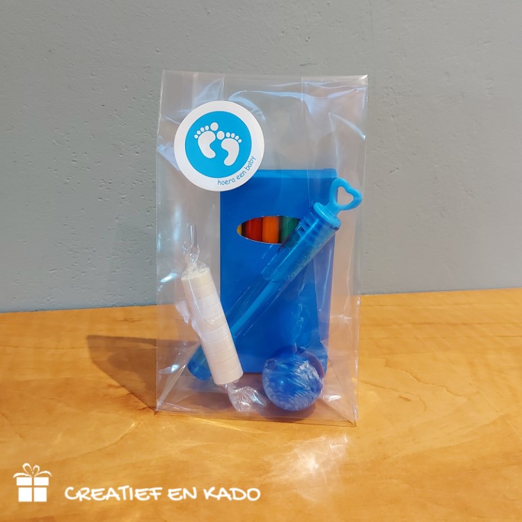 geboorte traktatie potloodjes, traktatie zusje, traktatie broertje, baby geboren, trakteren, traktatie blauw, traktatie roze, traktatie idee, complete traktatie