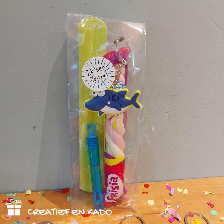 haai traktatie, trakteren, naam traktatie, uitdeelkadootjes, complete traktatie, traktatie idee