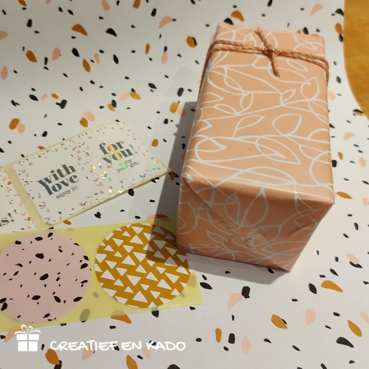 inpakpapier sow peach, kadopapier verjaardag, kadosticker, inpakken, inpakinspiratie