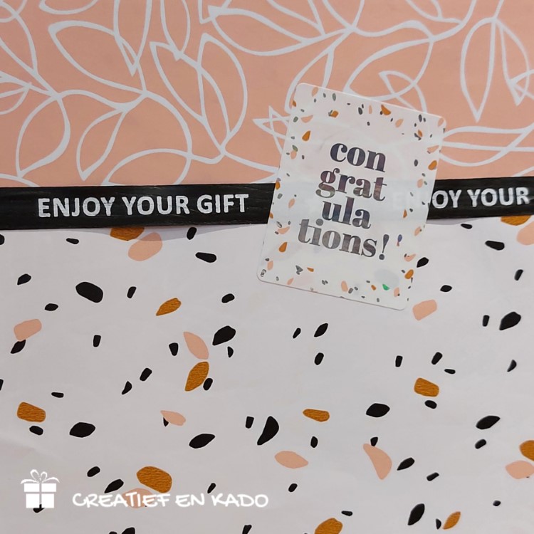 inpakpapier Sow peach, inpakken, inpakinspiratie, kado sticker congratulations