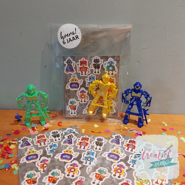 robot stickervel traktatie, complete traktatie, jongens traktatie, trakteren, traktatie idee, uitdeelkadootjes
