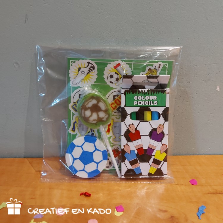 voetbal stickervel traktatie, voetbal trakteren, trakatie jongens, complete traktatie, traktatie idee