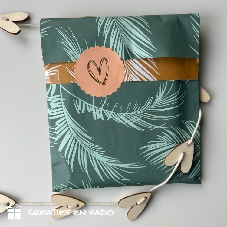 kadozakje palm leaves, inpakken, zomer, inpakinspiratie, kadosticker heart gold