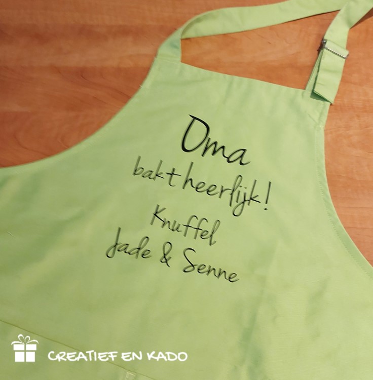 keukenschort oma bakt heerlijk met persoonlijke groet, keukenschort bedrukt, kado oma