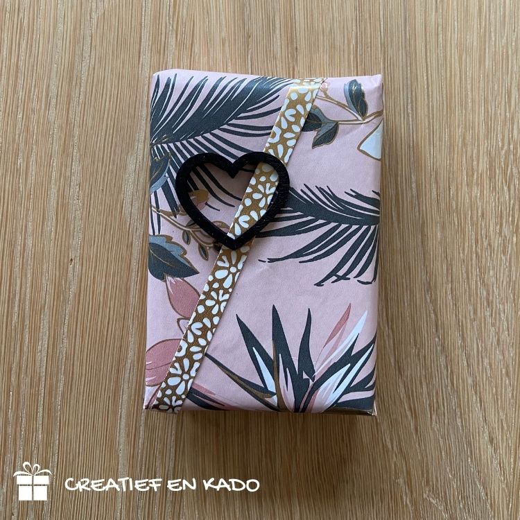 kadopapier tropical garden, inpakpapier zomer, inpakken, inpakinspiratie, houten hartje