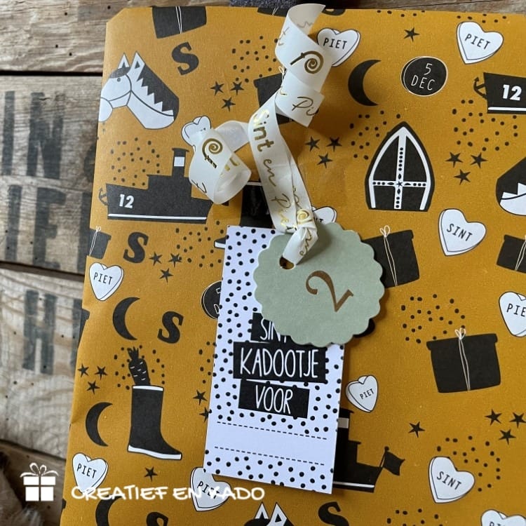 inpakpapier Sint illustraties geel, inpakken Sinterklaas, inpakinspiratie