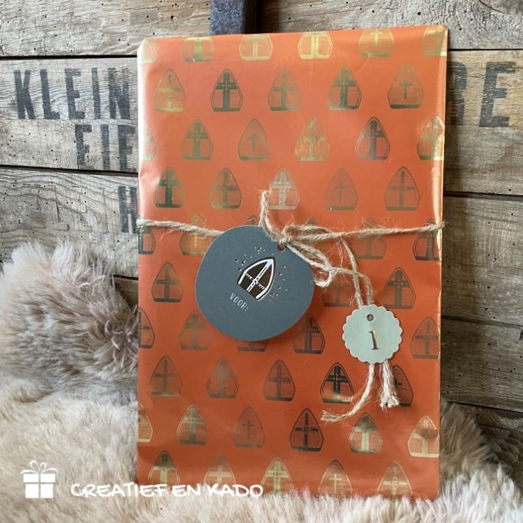 inpakpapier Sinterklaas mijter goud, inpakken Sinterklaas, kadolabel, inpakinspiratie
