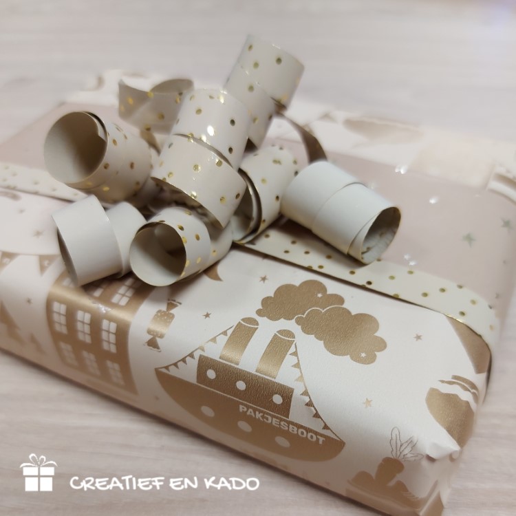 inpakpapier hophophop, kadopapier Sinterklaas, inpakken, inpakinspiratie, krullint dots