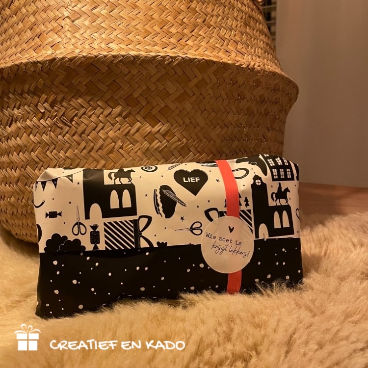 inpakpapier hophophop, kadopapier Sinterklaas, kadosticker wie zoet is krijgt lekkers, inpakken Sinterklaas, inpakinspiratie