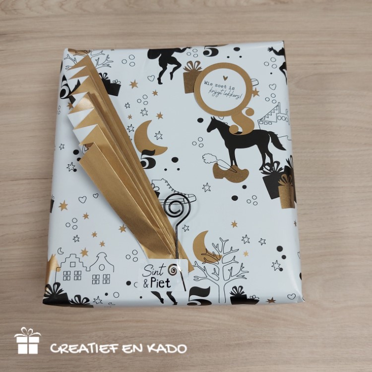 inpakpapier op de hoge daken, kadopapier Sinterklaas, inpakken, kadosticker wie zoet is krijgt lekkers, inpakinspiratie