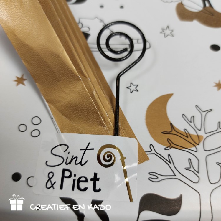 inpakpapier op de hoge daken, kadopapier Sinterklaas, inpakken, kadosticker sint en piet, Sinterklaas stafje, inpakinspiratie