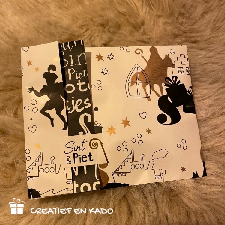 kadozakje op de hoge daken, inpakken Sinterklaas, inpakinspiratie, kadosticker Sint en piet