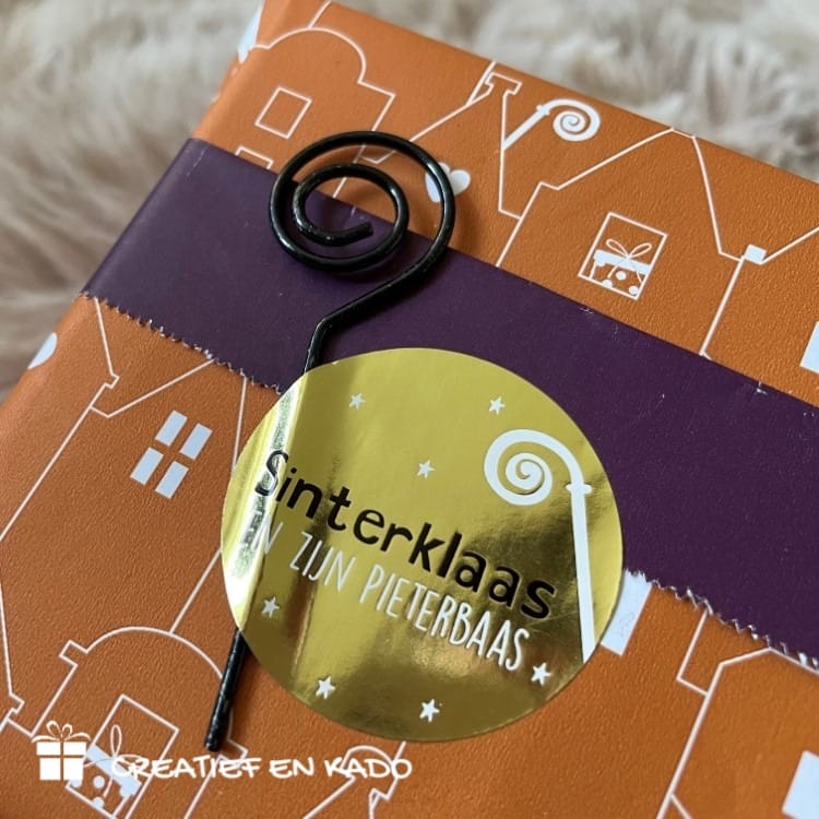 inpakpapier paardenvoetjes, inpakinspiratie, kadosticker sinterklaas en pieterbaas, sinterklaas stafjes