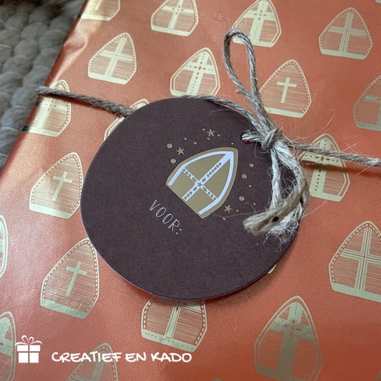 inpakpapier sint mijter goud, kadolabel Sinterklaas, inpakken Sinterklaas, inpakinspiratie