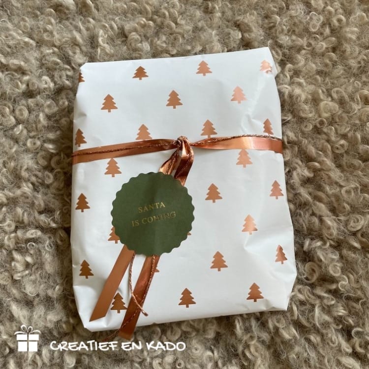 inpakpapier christmas trees, inpakken kerst, inpakinspiratie, kadosticker santa love, krullint rosegoud, cadeaulint