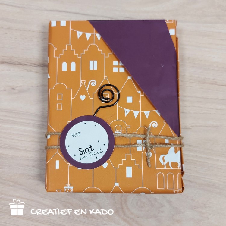 inpakpapier paardenvoetjes, inpakken sinterklaas, sinterklaas stafjes, kadosticker sinterklaas, inpakken, inpakinspiratie