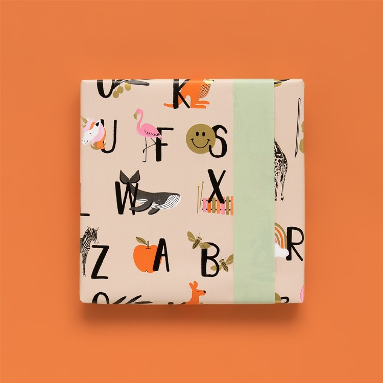 inpakpapier ABC sand, kadopapier alfabet, kadopapier dieren, inpakken, inpakinspiratie