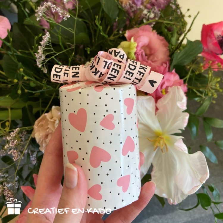 inpakpapier rose hearts, kadopapier, Valentijn, kadolint een pakketje vol liefde, inpakken, inpakinspiratie