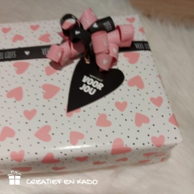 inpakpapier rose hearts, kadopapier hartjes, inpakken Valentijnsdag, inpakinspiratie, kadolabel speciaal voor jou, kadolabel hart, liefdevolle kadootjes