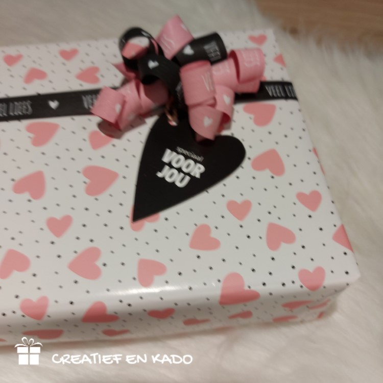 inpakpapier rose hearts, kadopapier hartjes, inpakken Valentijnsdag, inpakinspiratie, kadolabel speciaal voor jou, kadolabel hart, liefdevolle kadootjes