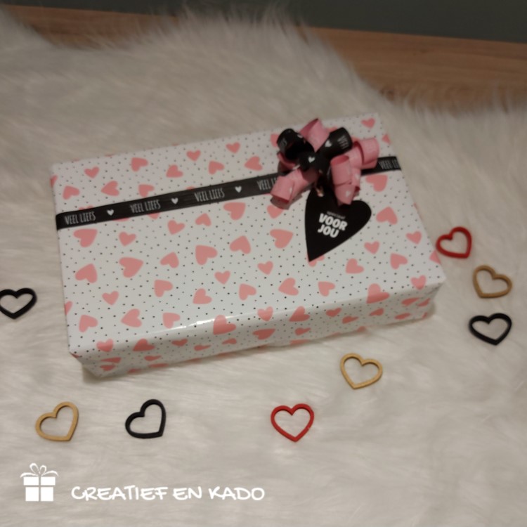 inpakpapier rose hearts, kadopapier hartjes, inpakken Valentijnsdag, inpakinspiratie, kadolabel speciaal voor jou, kadolabel hart