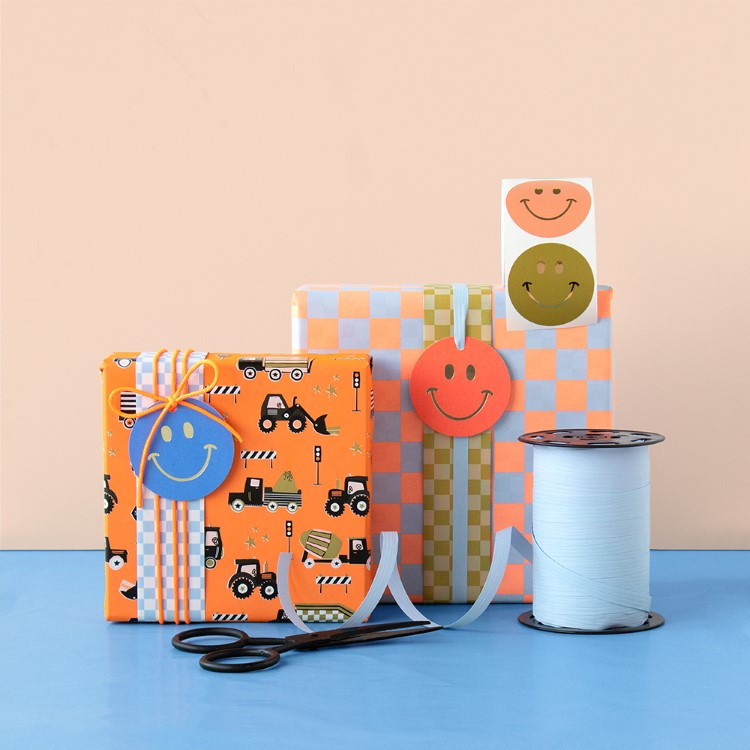 inpakpapier traffic fluor orange, inpakken, kadopapier machiner, kadopapier ruitjes, inpakinspiratie