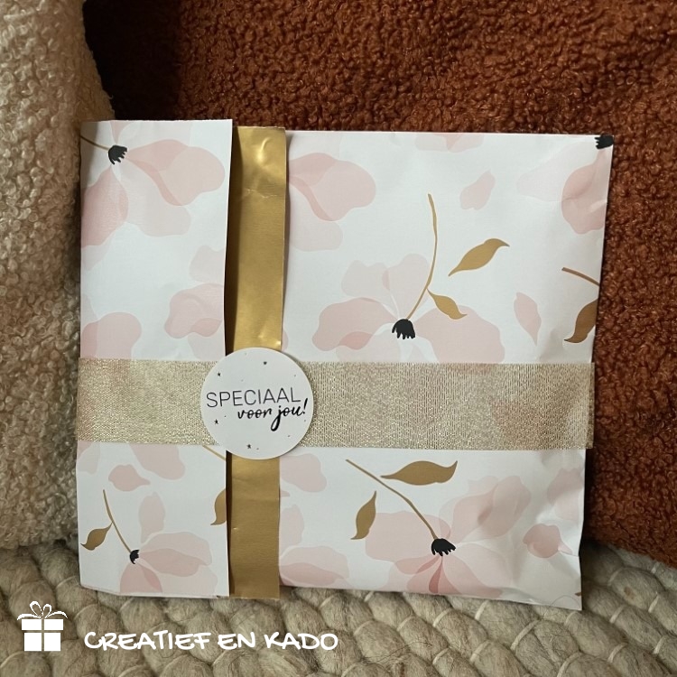 kadozakje layered petals roze, inpakken, inpakinspiratie, kadosticker speciaal voor jou