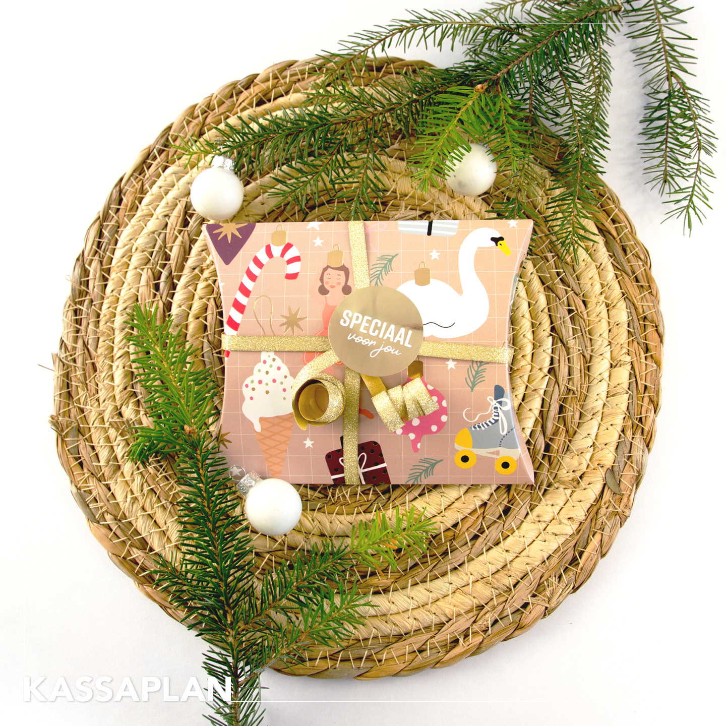 gondeldoosje kitsch kerstballen, kadodoosje kerst, inpakken kerstmis, inpakinspiratie