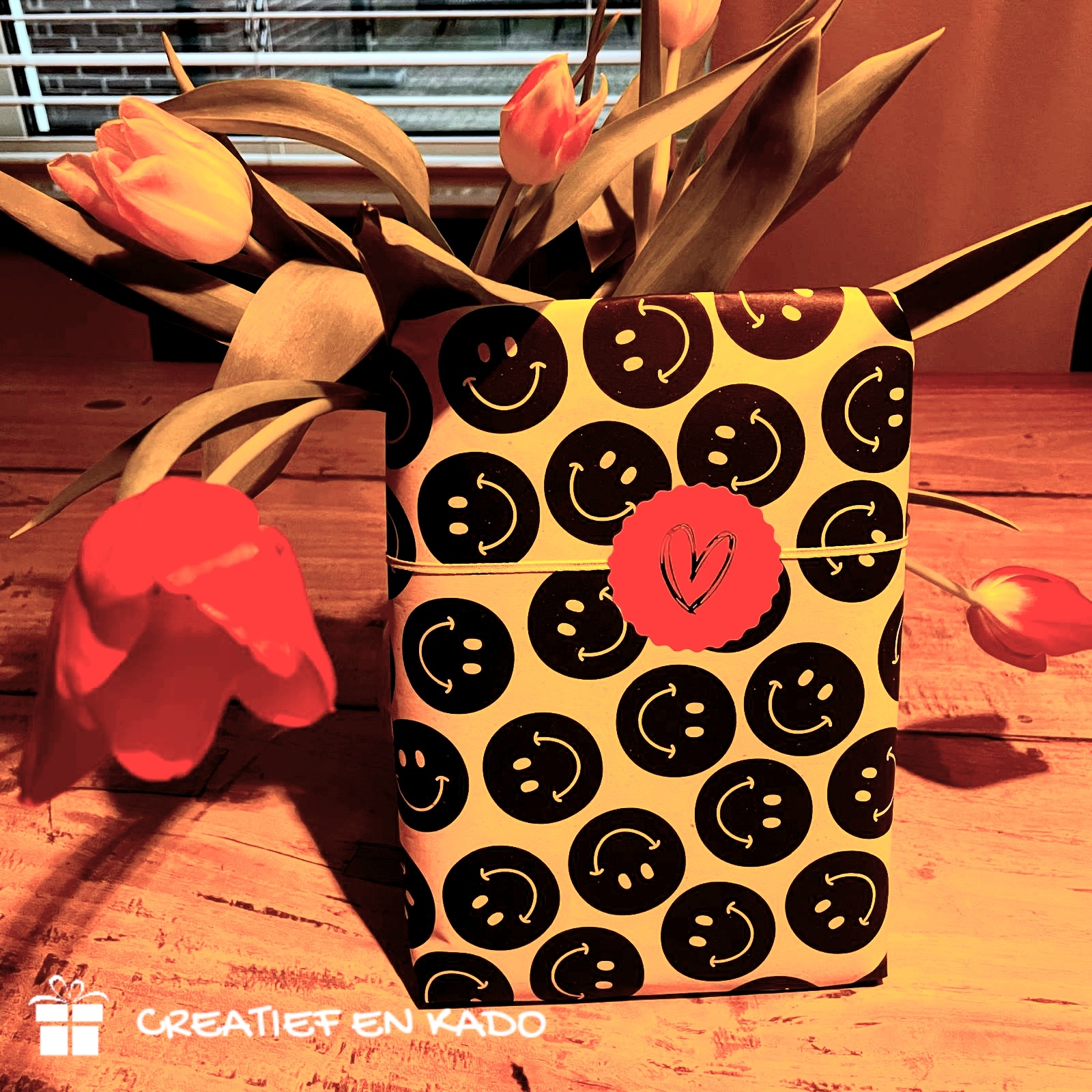 inpakpapier smiley, kadosticker heart gold, inpakinspiratie, inpakken