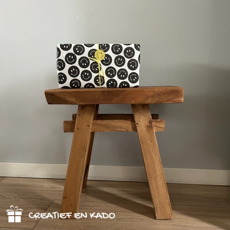Inpakpapier smiley zwart, kadosticker smiley, inpakinspiratie