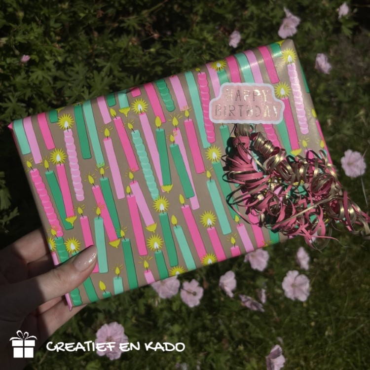 inpakpapier candles, kadopapier kaarsjes, inpakken verjaardag, kadostickers happy birthday, inpakken, inpakinspiratie