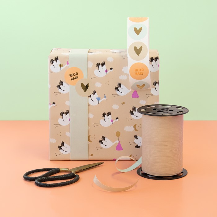 inpakpapier baby bird beige - pastel mint, inpakken baby, kadopapier ooievaars, inpakinspiratie, printje van de week