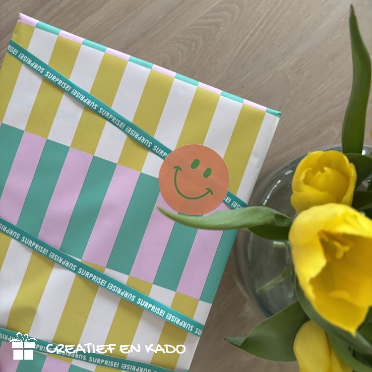 inpakpapier color blocking, kadopapier, printje van de week, inpakken, inpakinspiratie, kadosticker smiley, kadolint surprise