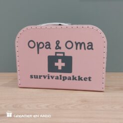 koffertje opa & oma survival pakket, eerste hulp bij oppassen, koffertje kado, kado opa & oma, zwangerschapsaankondiging, kinderkoffertje