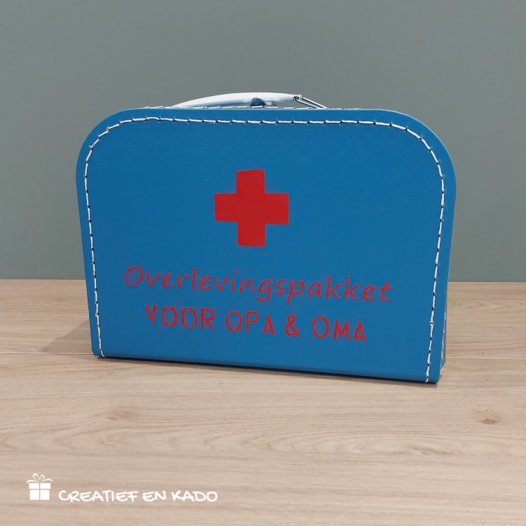 koffertje overlevingspakket voor opa & oma , eerste hulp bij oppassen, koffertje kado, kado opa & oma, zwangerschapsaankondiging, (2)