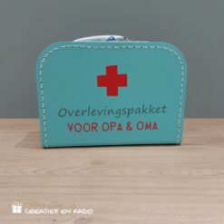 koffertje overlevingspakket opa & oma , eerste hulp bij oppassen, koffertje kado, kado opa & oma, zwangerschapsaankondiging,