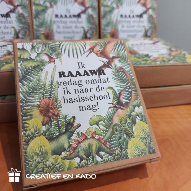 traktatie stickers dino met naam en leeftijd, dino stickers, naam traktatie, stoepkrijt traktatie, sticker traktatie, RAAARWW dino traktatie