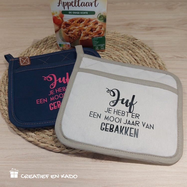 Pannenlap speciaal voor de juf, pannenlap bedrukt met tekst "juf je hebt er een mooi jaar van gebakken"