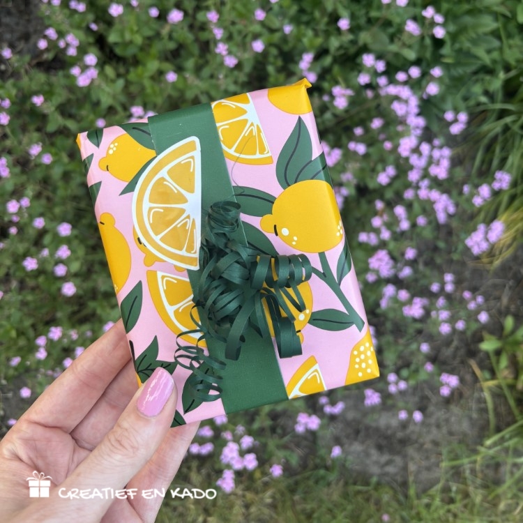 inpakpapier lovely lemons, kadostickers lemons, inpakken zomer, inpakken, inpakinspiratie, printje van de week