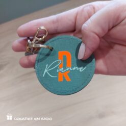 luxe sleutelhanger met naam, sleutelhanger lederlook sage, sleutelhanger met naam en initiaal (1)