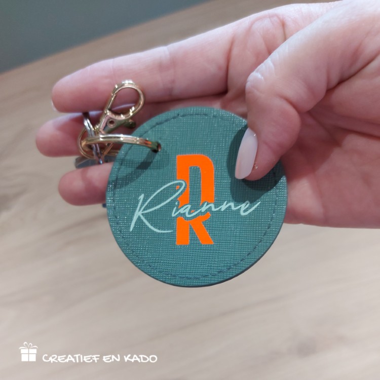luxe sleutelhanger met naam, sleutelhanger lederlook sage, sleutelhanger met naam en initiaal (1)