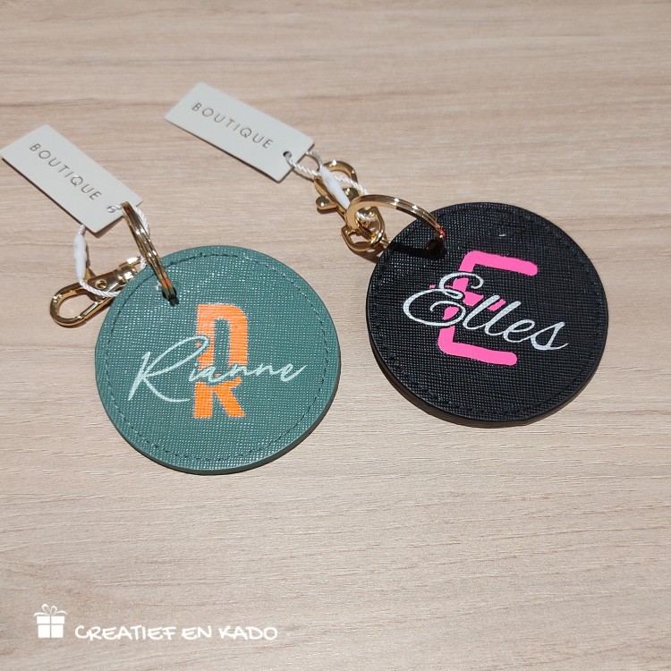 luxe sleutelhanger met naam, sleutelhanger lederlook zwart, sleutelhanger lederlook sage, sleutelhanger met naam en initiaal