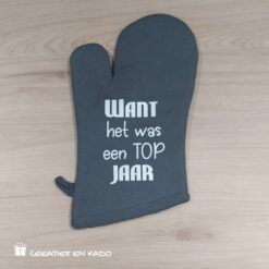 antraciet grijze ovenwant met de tekst "want het was een top jaar", ovenwant eigen tekst