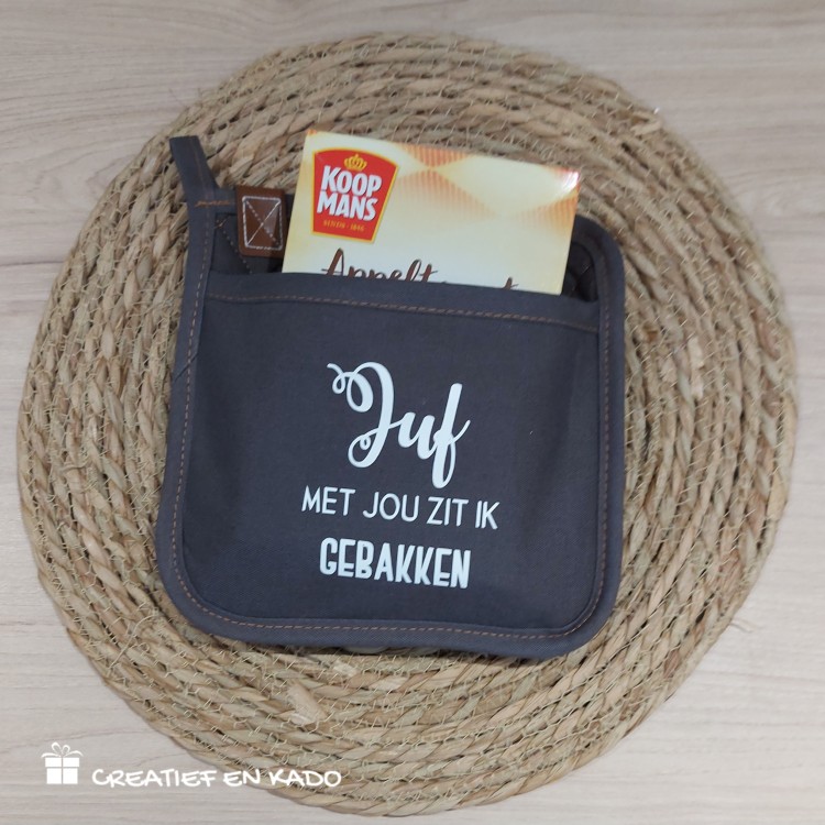 Grijze pannenlap speciaal voor de juf, pannenlap bedrukt met tekst "juf met jou zit ik gebakken"