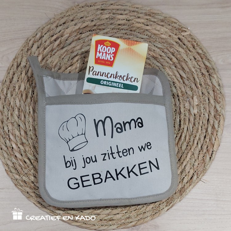 pannenlap met tekst, mama bij jou zitten we gebakken, pannenkoekmix