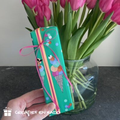 inpakpapier ice confetti, kadopapier ijsjes, inpakken zomer, kadolint, inpakken, inpakinspiratie, brandrep Noor, printje van de week