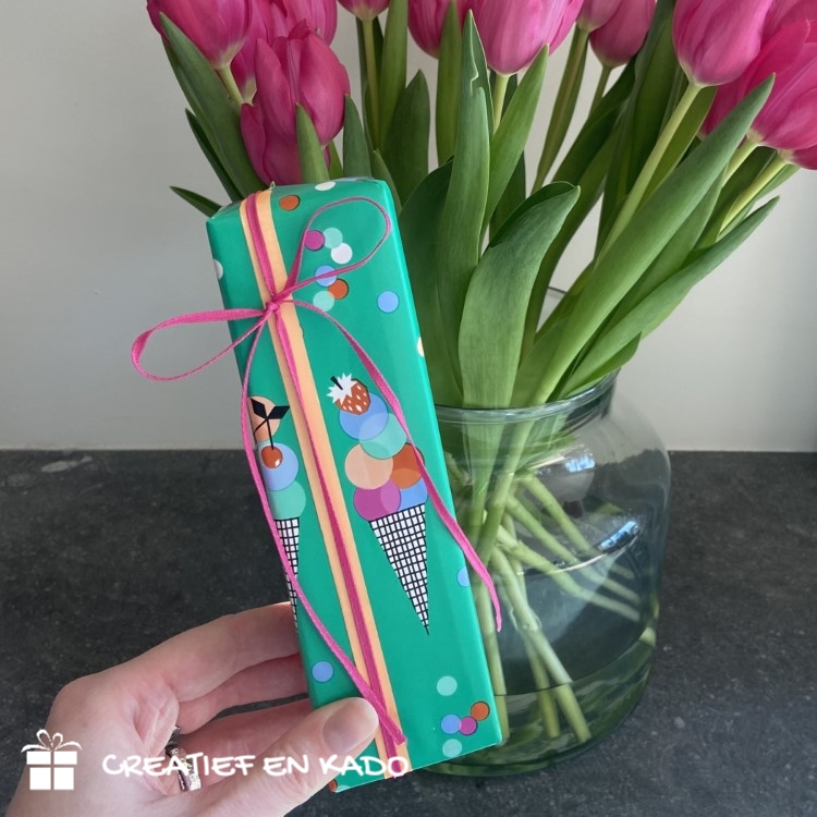 inpakpapier ice confetti, kadopapier ijsjes, inpakken zomer, kadolint, inpakken, inpakinspiratie, brandrep Noor, printje van de week